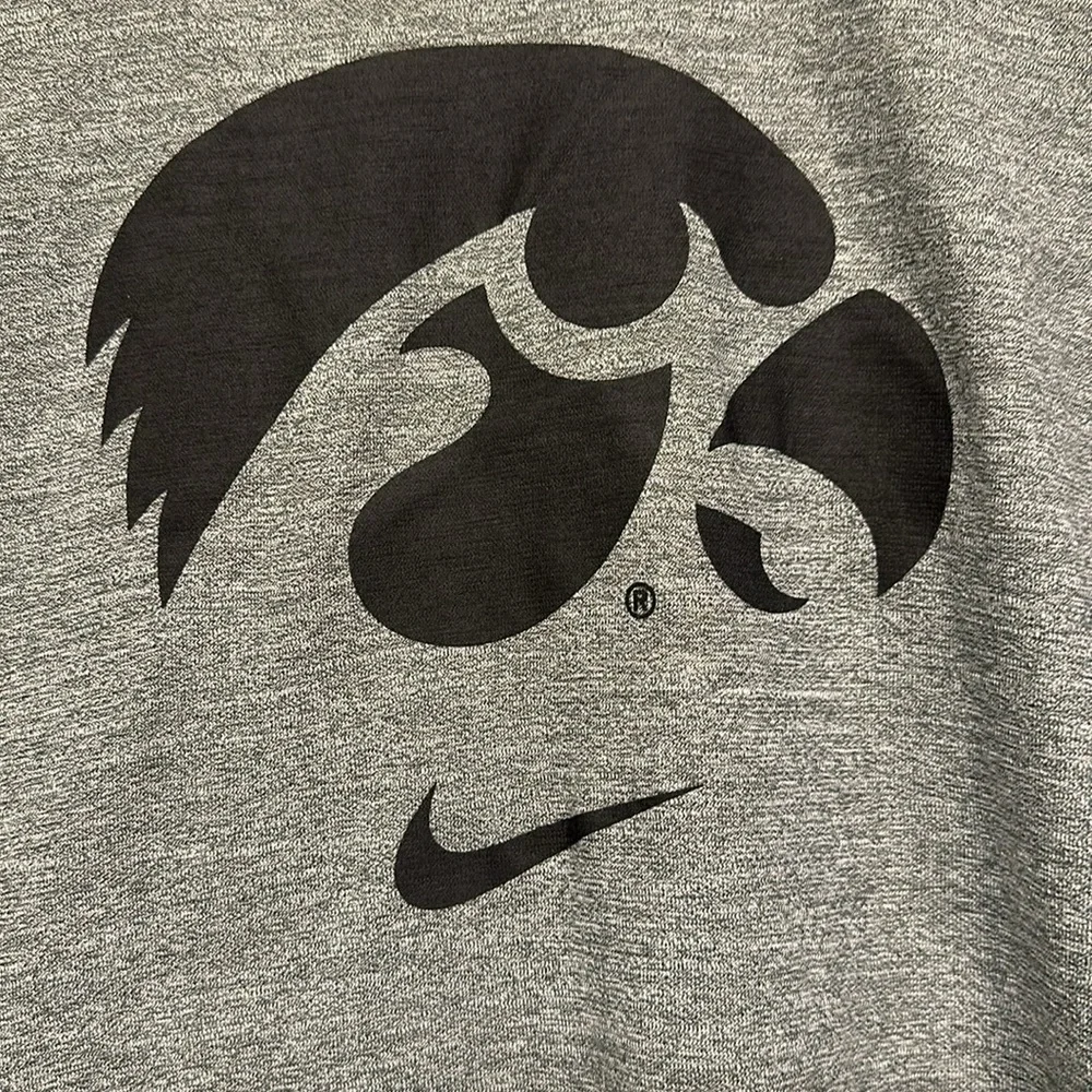 Men's Nike Hawkeyes Gray & Black Dri-Fit Pullover Graphic Swoosh Shirt Size Med